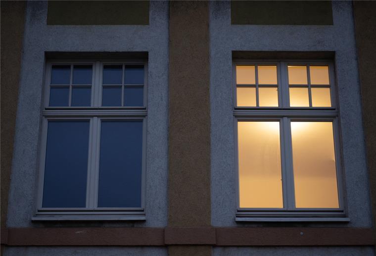 Monatelange Verzögerungen bei Wohngeld-Auszahlung erwartet Ein Fenster in einer Wohnung ist beleuchtet. Viele Stromversorger erhöhen Preise.