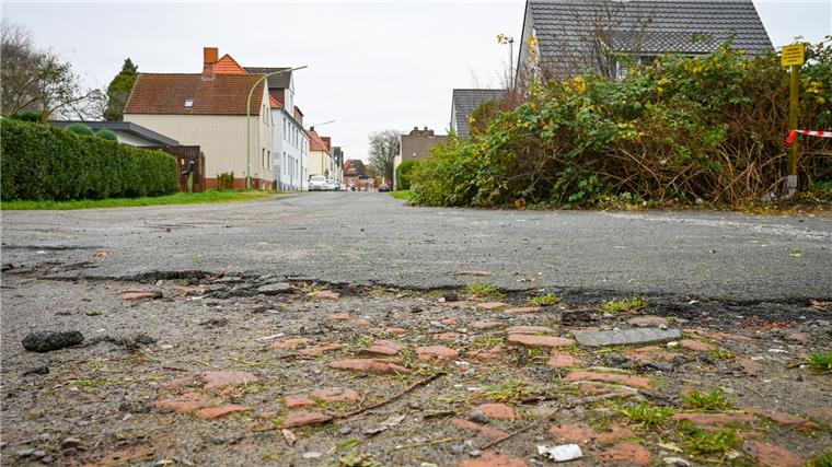 Straßen sanieren in Bremerhaven: Warum es nicht weitergeht Blick auf marode Straße.