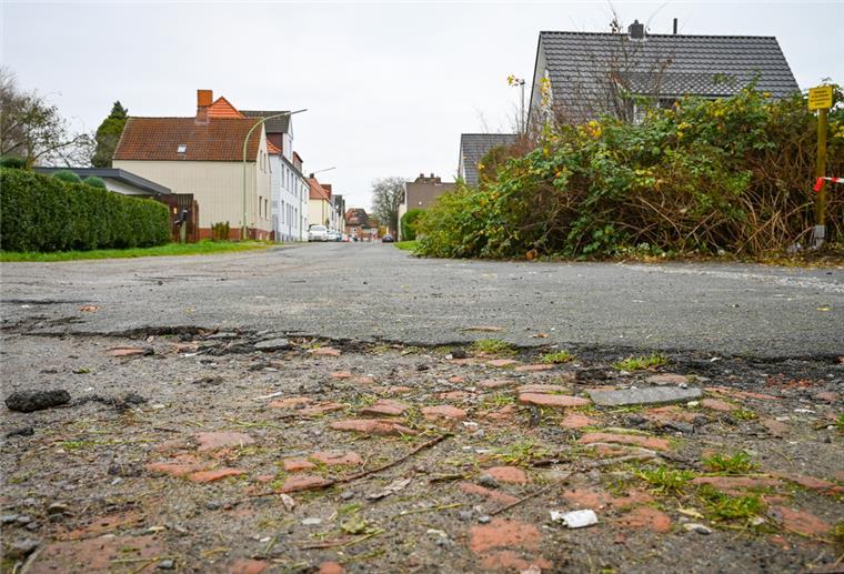Warum in Bremerhaven Straßen nicht weiter saniert werden Eine Nahaufnahme von dem Boden der Grodenstraße.