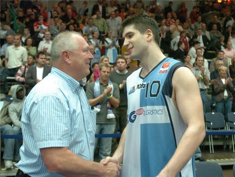 Wolfgang Grube (links) ist den Eisbären (hier der ehemalige Spieler Darren Fenn) seit Jahren verbunden. Der Unternehmer hat jetzt auch den Posten als Geschäftsführer übernommen.