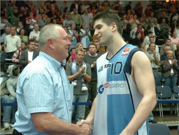 Wolfgang Grube (links) ist den Eisbären (hier der ehemalige Spieler Darren Fenn) seit Jahren verbunden. Der Unternehmer hat jetzt auch den Posten als Geschäftsführer übernommen.