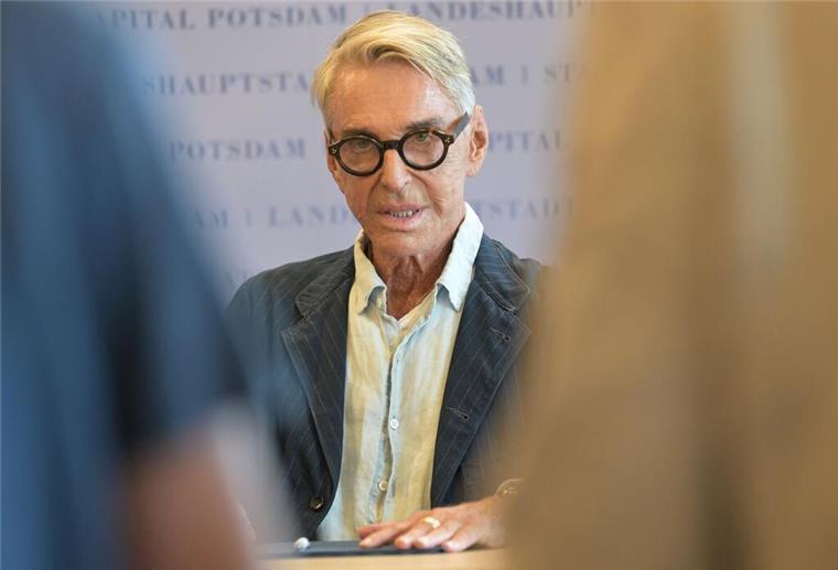 „Wie ein schlechter Scherz“ - Modemacher Joop wird 80 Wolfgang Joop unterzeichnete im vergangenen Jahr eine Vereinbarung für eine Ausstellung über sein Lebenswerk in Potsdam. (Archivbild)
