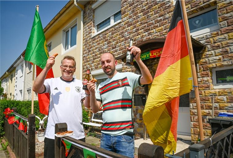 Bremerhaven: Nachbarn im Fußballfieber Wolfgang Juschkat (links) und Sérgio Padinha freuen sich mit Pastéis de Nata, Bockwust und Bier beider Nationen auf das Länderspiel Portugal-Deutschland bei der Fußball-Europameisterschaft.