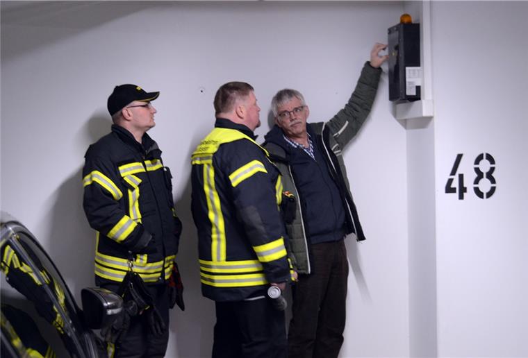 Wolfgang Kliebisch (v. rechts) erklärt Ortsbrandmeister Michael Wilcks anderen Feuerwehrleuten die Entrauchungsanlage der Tiefgarage