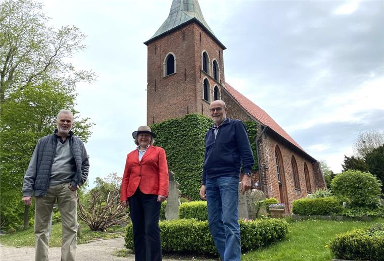 Wolfgang Martens (von links), Vorsitzender der Oldenburgischen Gesellschaft für Familienkunde, Claudia Peplau, Mitglied der Gesellschaft und ehrenamtliche Forscherin, sowie Ernst Heinje vom Vorstand der Gesellschaft freuen sich, dass das Kirchenbuch der Gemeinde Atens nun auch in der Datenbank erfasst ist.