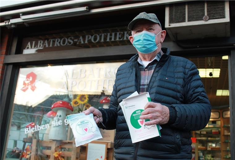 Bremerhaven: Kostenlose FFP2-Masken sehr begeehrt Wolfgang Ostertag (83) aus Speckenbüttel