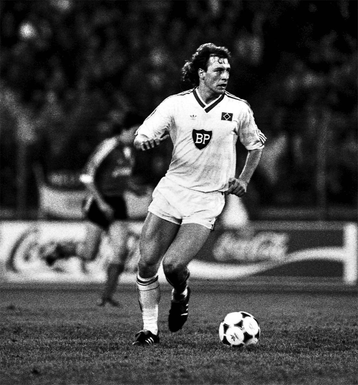Wolfgang Rolff hofft auf neue Angebote Wolfgang Rolff holte zwei Mal einen Europapokal, den der Landesmeister 1983 mit dem HSV gegen Juventus Turin und den Uefa-Pokal mit Leverkusen 1988 gegen Espanyol Barcelona. Foto imago/Rust