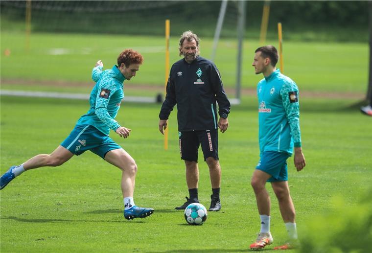 Wolfgang Rolff (Mitte) ist wieder Co-Trainer bei Werder Bremen.