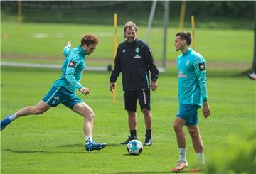 Wolfgang Rolff (Mitte) ist wieder Co-Trainer bei Werder Bremen.