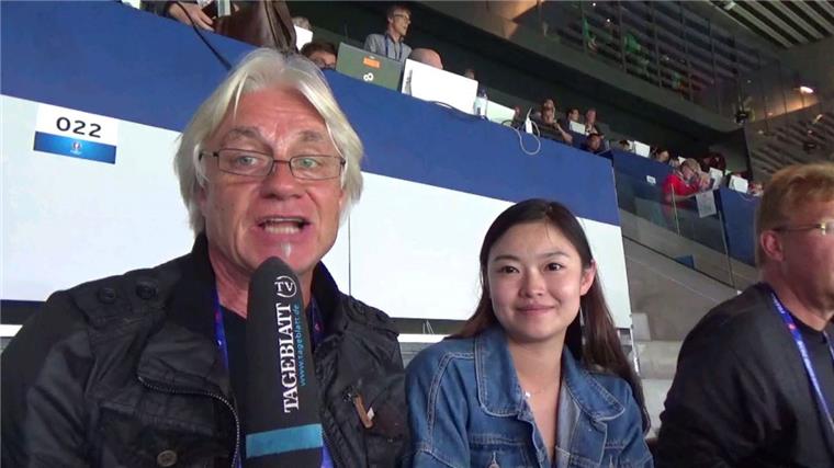 Wolfgang Stephan mit seiner Analyse zum Nordirland-Spiel - und neben ihm seine Bekannte aus Peking.