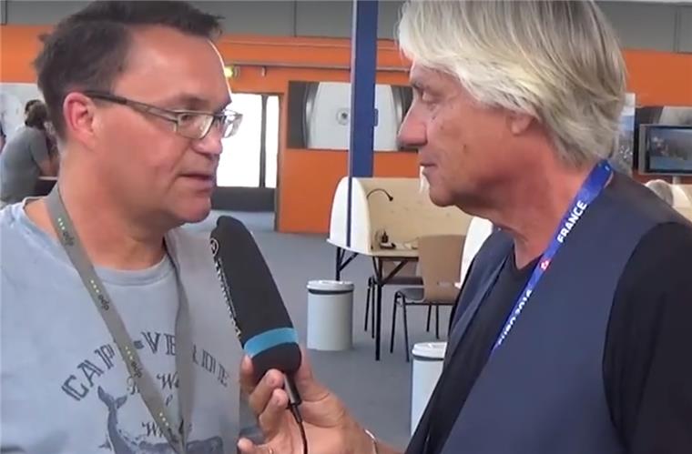 Streik hier, Streik dort: Wie kommt der EM-Reporter nach Lille? Wolfgang Stephan (rechts) im Interview mit dem dpa-Kollegen Klaus Bergmann.