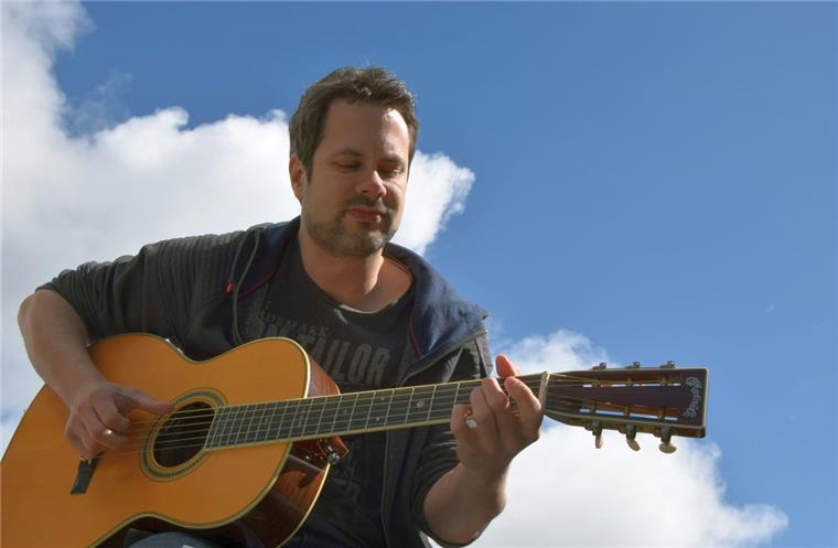 Bremerhaven: Dire-Strats-Chef Wolfgang Uhlich bringt neue CD heraus Wolfgang Uhlich ist gebürtiger Bremerhavener. Im Hauptberuf ist der 35-Jährige Lehrer. Gerade ist seine zweite CD mit Eigenkompositionen erschienen.