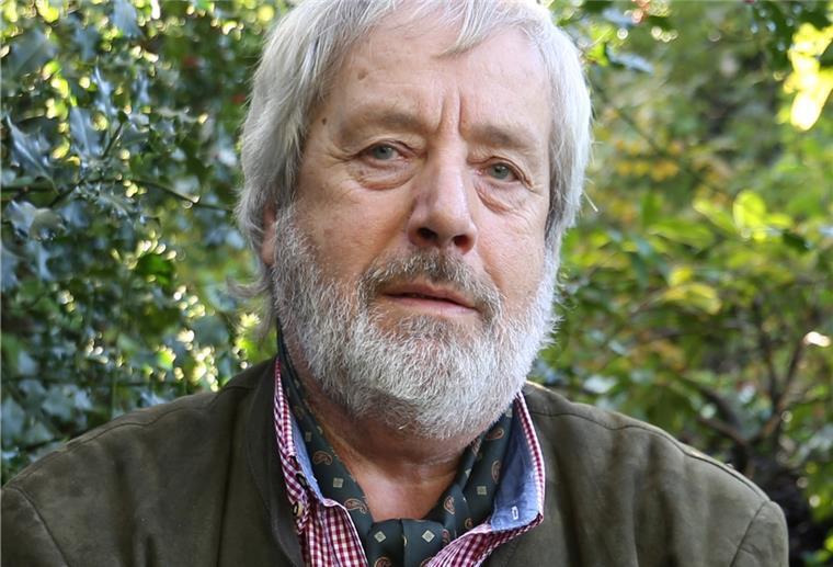 Wolfsberater Kück kündigt Rücktritt an Wolfsberater Hermann Kück will Ende November aufhören. Mann mit Bart vor einer Hecke