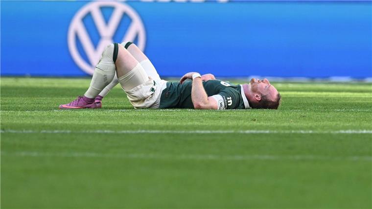 Wolfsburger Enttäuschung: „Irgendwas haben wir verbrochen“ Wolfsburger Enttäuschung: Kapitän Maximilian Arnold liegt nach dem 3:3 gegen Köln auf dem Spielfeld.
