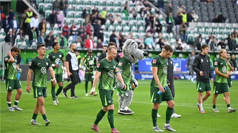 „Unverzeihlich“: Wolfsburg-Trainer kritisiert Schiedsrichter Wolfsburger Enttäuschung nach dem 0:1 gegen Leipzig.