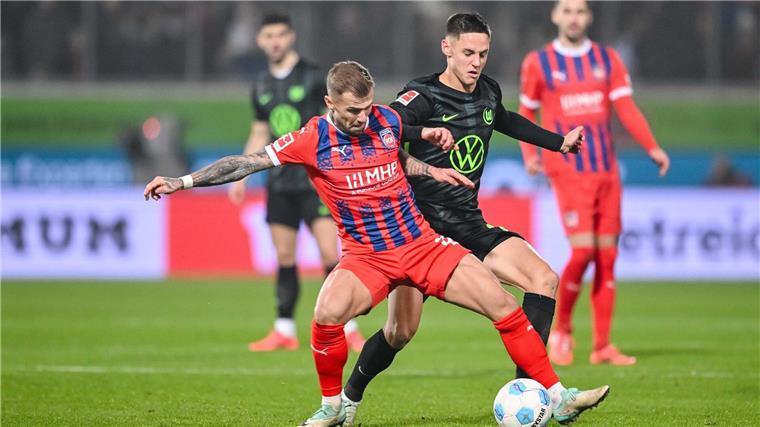 3:1 in Heidenheim: Wichtiger Sieg für Wolfsburg Wolfsburgs Bence Dardai (r.) erzielte in Heidenheim sein erstes Saisontor.