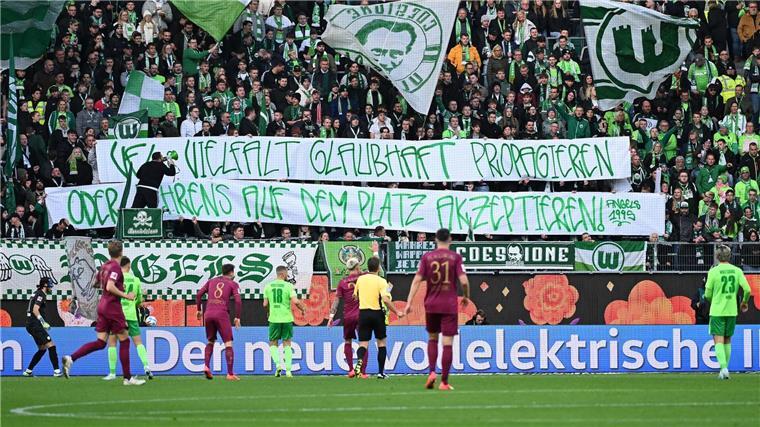 Trotz Kritik: Hasenhüttl lobt „professionellen“ Behrens Wolfsburgs Fans mit einem Banner mit der Aufschrift „VfL Vielfalt glaubhaft propagieren - oder Behrens auf dem Platz akzeptieren“.