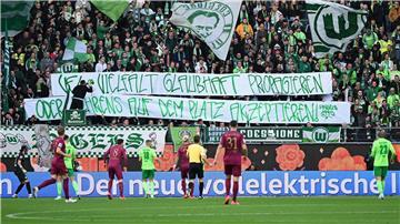 Wolfsburgs Fans mit einem Banner mit der Aufschrift „VfL Vielfalt glaubhaft propagieren - oder Behrens auf dem Platz akzeptieren“.
