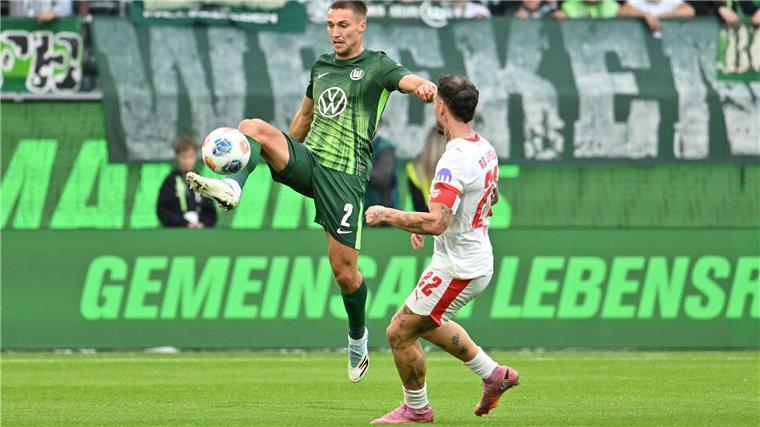 „Unverzeihlich“: Wolfsburg-Trainer kritisiert Schiedsrichter Wolfsburgs Kilian Fischer (l).