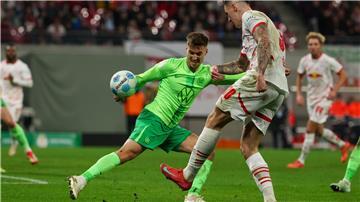 Wolfsburgs Kilian Fischer (l.) bekommt den Ball im Strafraum an die Hand.