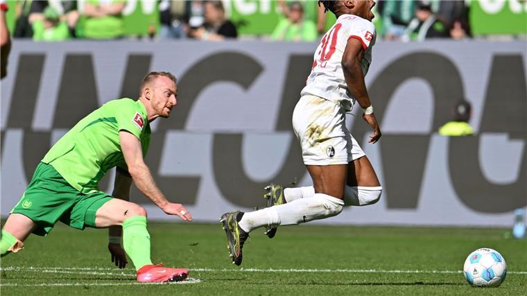1:0 in Wolfsburg: SC Freiburg auf Europacup-Kurs Wolfsburgs Maximilian Arnold foult Freiburgs Junior Adamu und sieht dafür die Rote Karte.