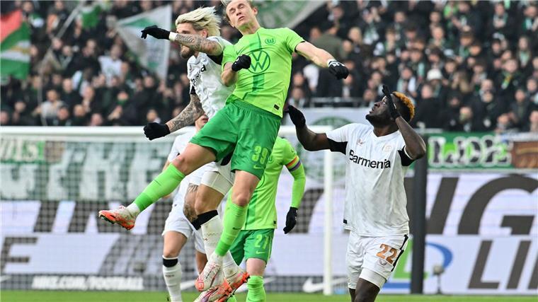 0:0 in Wolfsburg: Leverkusen verliert Anschluss an FC Bayern Wolfsburgs Patrick Wimmer (M) und Leverkusens Robert Andrich (l) im Kopfballduell.