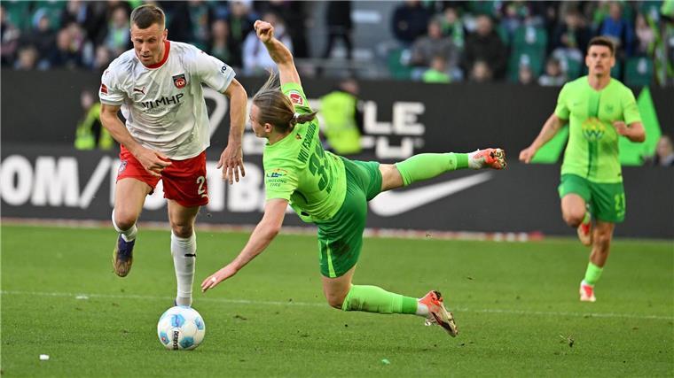 700. Spiel: Heidenheim gewinnt bei Schmidts Jubiläum Wolfsburgs Patrick Wimmer wird vom Heidenheimer Adrian Beck gestoppt.