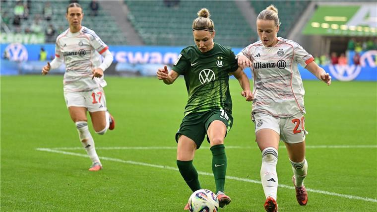 „Druck auf FC Bayern ausüben“: Wolfsburg hakt Titel nicht ab Wolfsburgs Svenja Huth (M) im Zweikampf mit Franziska Kett vom FC Bayern München.