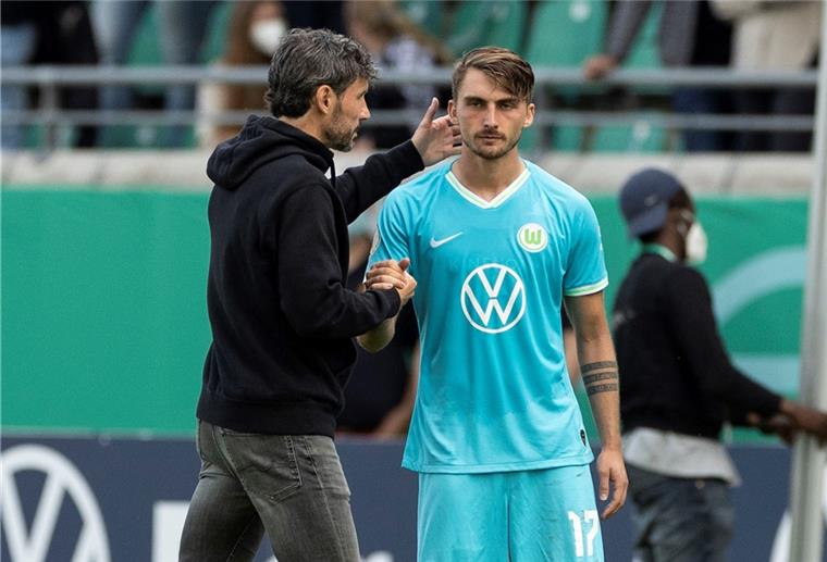 DFB-Sportgericht: Pokal-Aus für VfL Wolfsburg nach Wechselfehler Wolfsburgs Trainer Mark van Bommel (l) bei der Einwechslung von Maximilian Philipp: Dem Bundesligisten VfL Wolfsburg ist der 3:1-Sieg im DFB-Pokal beim SC Preußen Münster wegen eines Wechselfehlers nachträglich aberkannt worden. Das Sportgericht des Deutschen Fußball-Bundes (DFB) gab am Montag dem Einspruch des Regionalligisten gegen die Wertung der Erstrundenpartie statt.