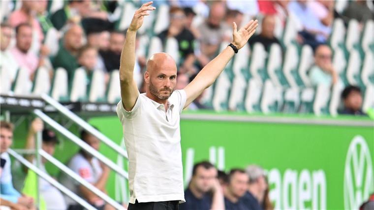 Wolfsburg verpasst auch unter neuem Coach Heimsieg Wolfsburgs Trainer Paul Simonis musste den späten Ausgleich seiner Mannschaft hinnehmen.