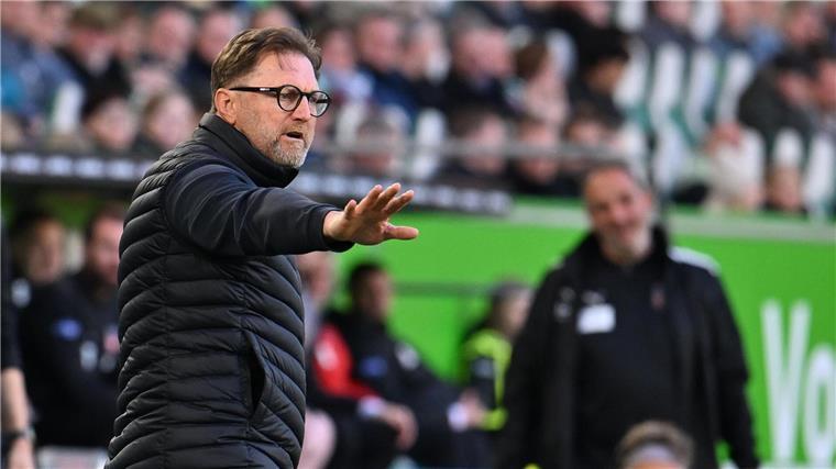 700. Spiel: Heidenheim gewinnt bei Schmidts Jubiläum Wolfsburgs Trainer Ralph Hasenhüttl.