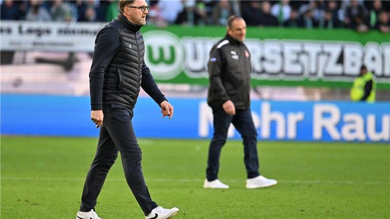 Krisenstimmung in Wolfsburg: „Saison nicht kaputtmachen“ Wolfsburgs Trainer Ralph Hasenhüttl (l) und sein Heidenheimer Kollege Frank Schmidt nach dem Spiel.