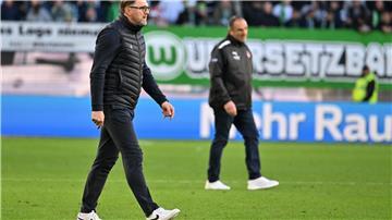 Wolfsburgs Trainer Ralph Hasenhüttl (l) und sein Heidenheimer Kollege Frank Schmidt nach dem Spiel.