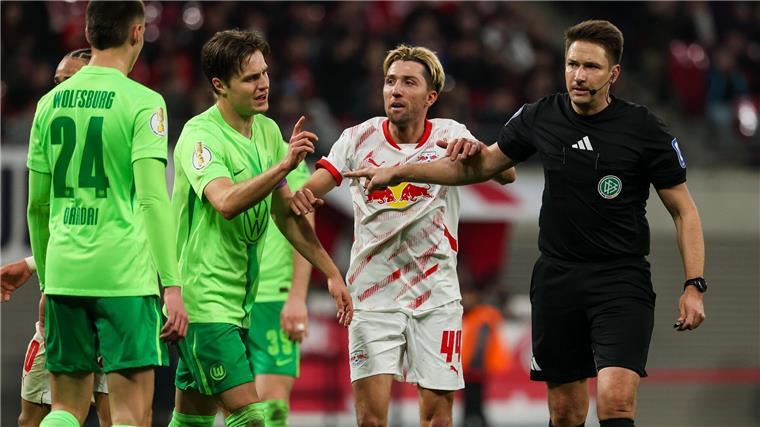 Hasenhüttl-Vorschlag: Bei Handspiel weiterlaufen lassen Wolfsburgs Trainer Ralph Hasenhüttl regt eine Änderung der Handspiel-Regel an.