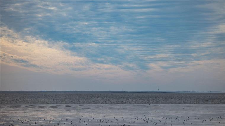 Temperatur der Nordsee auf Rekordhoch Wolken ziehen über die Nordsee vor der Küste von Büsum.