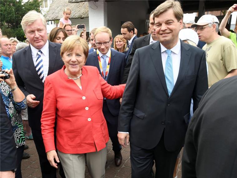 Cuxland-Politiker Enak Ferlemann bleibt Parlamentarischer Staatssekretär in Berlin Wollen auch künftig vertrauensvoll zusammenarbeiten: Bundeskanzlerin Angela Merkel und der Parlamentarische Staatssekretär Enak Ferlemann.
