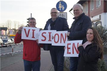 Wollen den Langener Ortskern verschönern: Ortsbürgermeister Thomas Fahse (SPD), Geestlands Bürgermeister Thorsten Krüger (SPD), Günter Ahlfeld von der Werbegemeinschaft Langen und Katja Beier von der Wirtschaftsförderung.