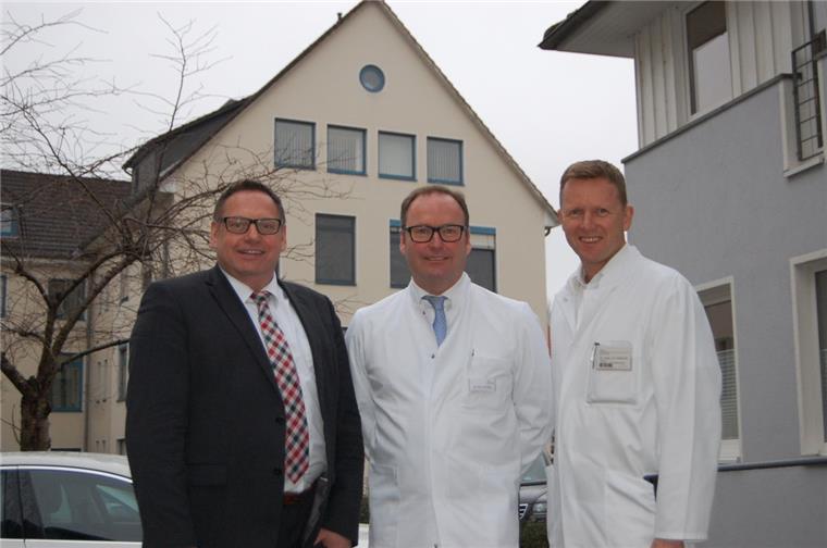 Braker Hospital hat neuen Chefarzt der Orthopädie Wollen die Endoprothetik am St.-Bernhard-Hospital ausbauen und die Unfallchirurgie neu aufstellen (von links): Klinik-Geschäftsführer Ingo Penner, der neue Chefarzt Dr. Lars Heide und der Ärztliche Direktor Dr. Jan Henrik Herrfurth.