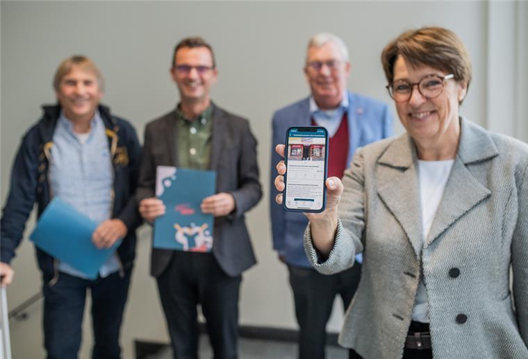 Neue App: Bremerhaven schenkt allen 18-Jährigen 180 Euro Jens Ennen vom Sportamt, Stadtrat Michael Frost, Stadtrat Paul Bödeker und Kulturamtsleiterin Dorothee Starke.