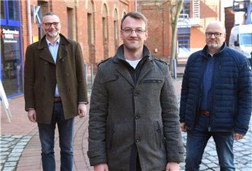 Wollen mit der BIS Bremerhaven das Thema Photovoltaik bei Unternehmen voranbringen: Student Tobias Haarmeyer (vorne), Prof. Thomas Juch (links) von der Hochschule Bremerhaven und Heinfried Becker von Energiekonsens.