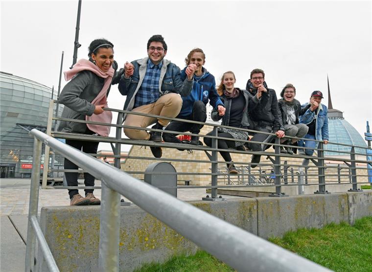Klima-Demo in Bremerhaven: Schulen entscheiden über Teilnahme Wollen mit der Klima-Demo in Bremerhaven ein Zeichen setzen (von links): Esther Oettinger, Marcelo Merassol, Jonas Ehlers, Zoë Helene Kindermann, Manuel Buck, Melina Götzen und Phil Hempel.