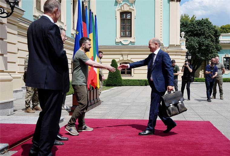 Bundeskanzler Scholz in Kiew und sein Treffen mit Selenskyj Wolodymyr Selenskyj (M), Präsident der Ukraine, begrüßt Bundeskanzler Olaf Scholz (r, SPD). Bundeskanzler Scholz