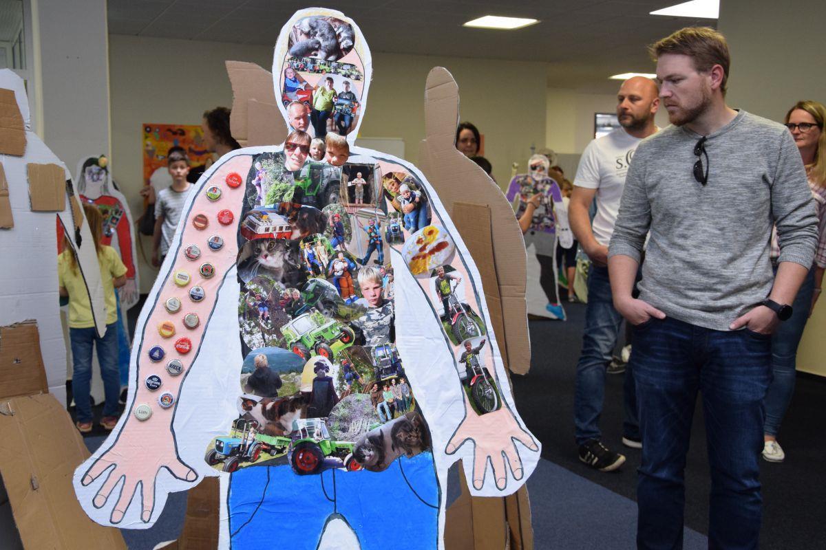 Selsingen: Schüler zeigen Kunstprojekt mit Pappfiguren Womit beschäftigen sich Fünftklässler aus Selsingen? Das stellen sie auf mannshohen Pappaufstellern in einem Kunstprojekt dar und präsentierten das Ergebnis nun öffentlich.