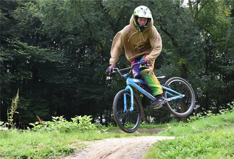 Fahrrad fahren - nur ganz anders Wooopaa!! Jannik Koschan zeigt beim Jump locker sein Können und kann in der Luftproblemlos einen seitlichen Spin zaubern. Der 19-Jährige hat schon viel Erfahrung und untersützt seinen Coach in den Trainingseinheiten mit dem BMX-Nachwuchs.