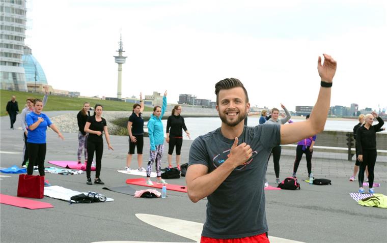 So lief das erste Workout auf dem Willy-Brandt-Platz Workout mit Weserblick: Fitnesstrainer Lukas Jaskolka hat mit knapp 100 Menschen Freiluft-Sport auf dem Willy-Brandt-Platz betrieben.