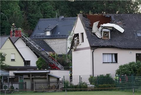 Wrackteile eines Kleinflugzeuges ragen aus dem Dach eines Wohnhauses. Ein Kleinflugzeug ist am Samstag in das Dach eines Hauses in Langenhahn im Westerwaldkreis gekracht. Der Pilot wurde verletzt und kam ins Krankenhaus, sagte ein Sprecher der Polizei.
