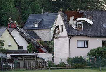 Wrackteile eines Kleinflugzeuges ragen aus dem Dach eines Wohnhauses. Ein Kleinflugzeug ist am Samstag in das Dach eines Hauses in Langenhahn im Westerwaldkreis gekracht. Der Pilot wurde verletzt und kam ins Krankenhaus, sagte ein Sprecher der Polizei.