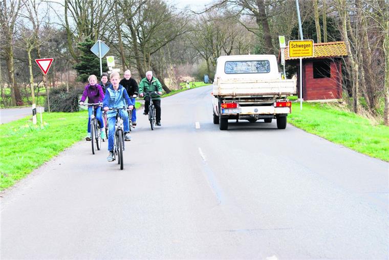 Dörfer trotzen der Demografie Wünschen sich für die Zukunft einen Radweg an der Kreisstraße durch ihr Dorf (von links): Lina, Kathrin und Arne Tiejen mit Ortsvorsteher Kuno Kück und Gemeinderatsmitglied Heino Rabe (CDU).