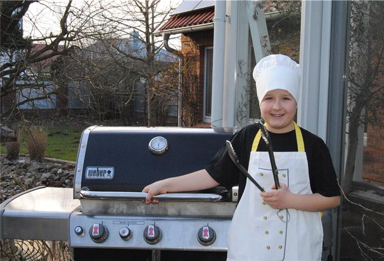 Achtjähriger steht für Ukraine-Spenden am Grill Würstchen für den guten Zweck. Der achtjährige Til Koschuth organisierte eine Spendenaktion für die Ukraine.