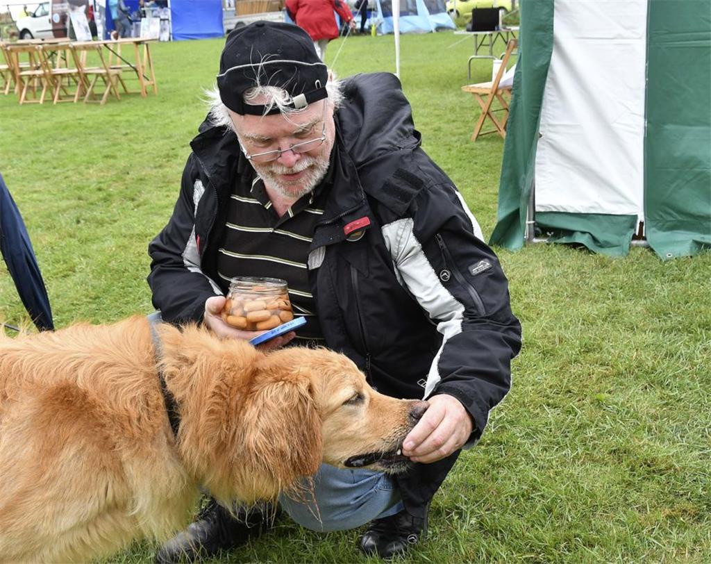 „Würstchenmann“Alfred Knüpfer von der Hundeschule Wattpfote lud die Hunde zu ein...